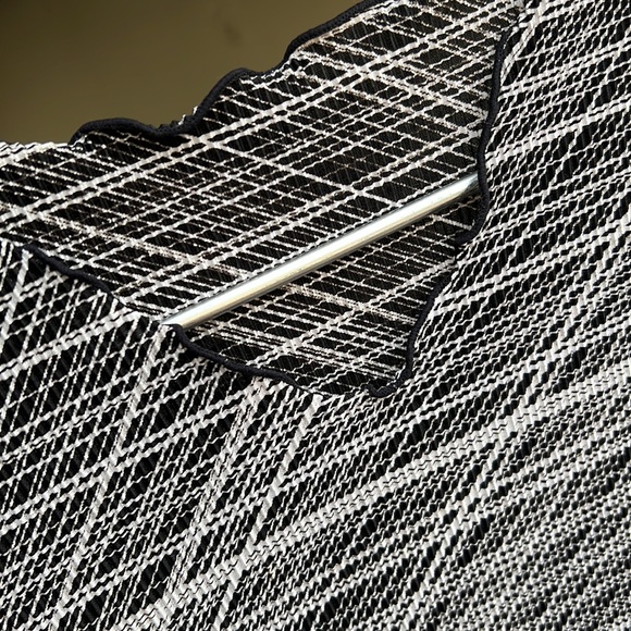 Black and White Sleeveless Stretchable Top - Picture 5 of 6